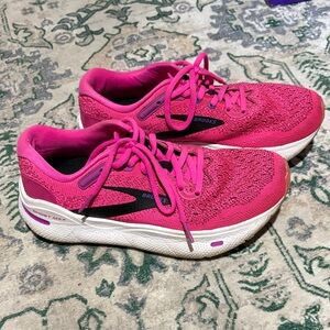 Brooks Women's Fuchsia Athletic Shoes